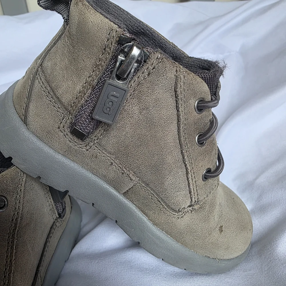 UGG Boys Khaki Suede Ankle Zip Chukka Lace-Up Boots Toddler Size 7